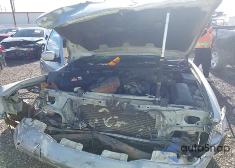 2002 Ford Crown Victoria Standard z USA, uszkodzony, nr VIN 2FAFP73W82X117687